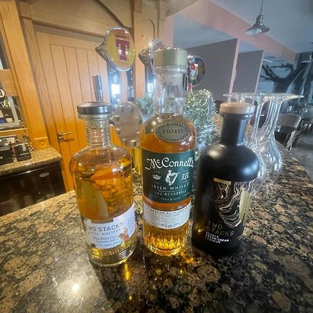 The Armada Bar And Restaurant Bed & Breakfast Armoy Eksteriør bilde