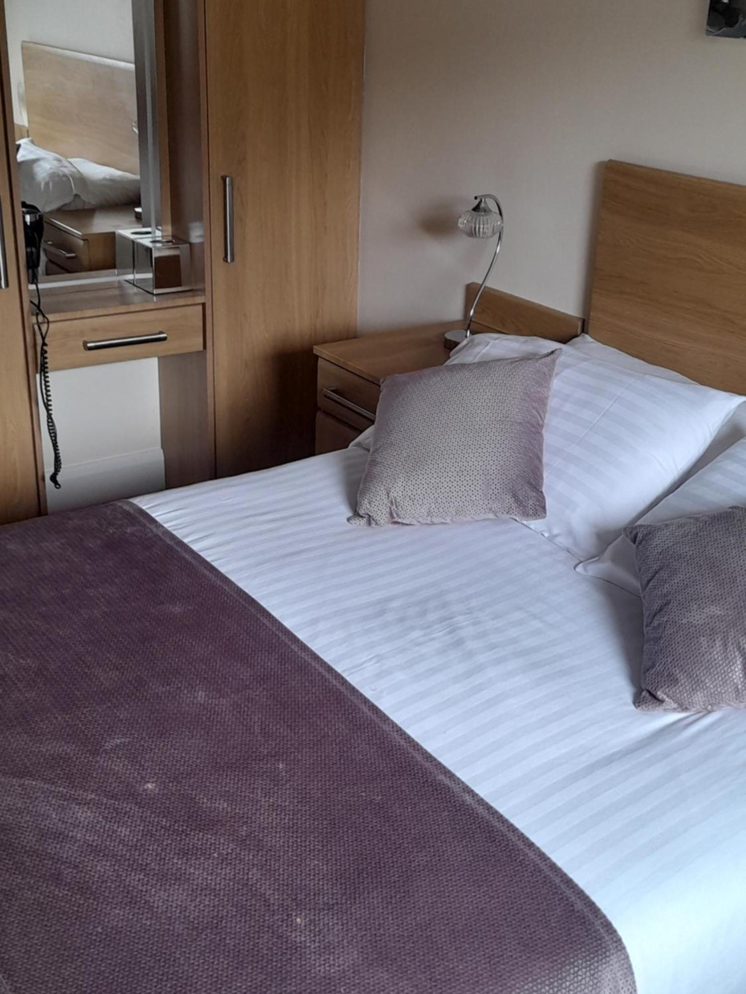 The Armada Bar And Restaurant Bed & Breakfast Armoy Eksteriør bilde