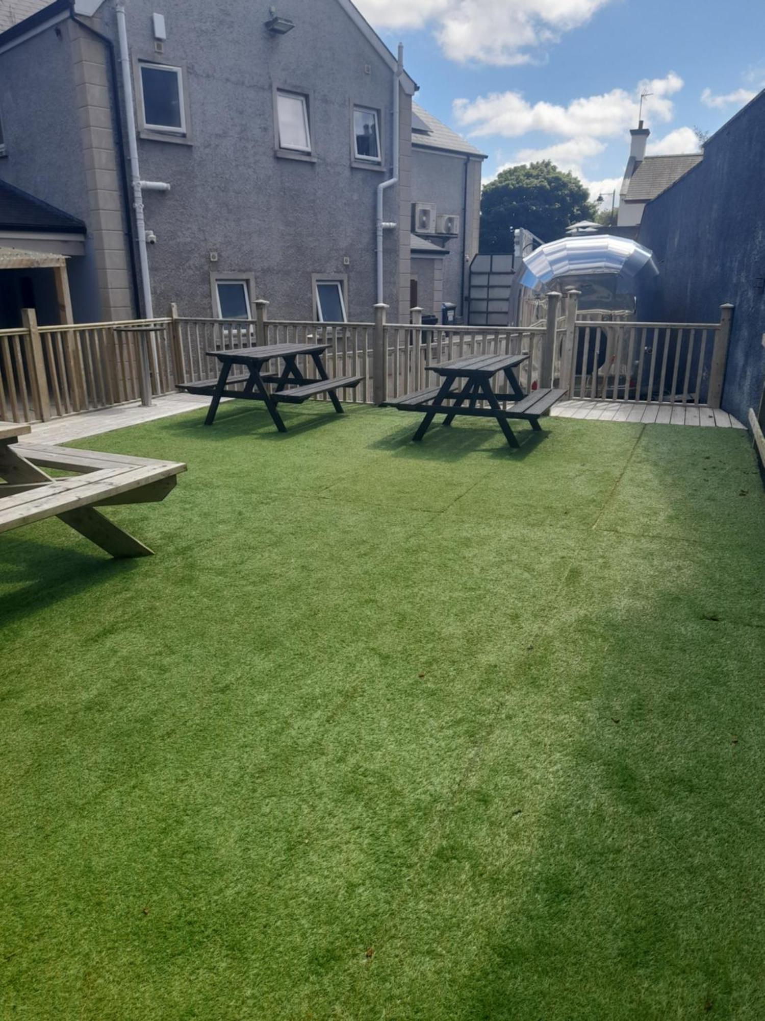 The Armada Bar And Restaurant Bed & Breakfast Armoy Eksteriør bilde