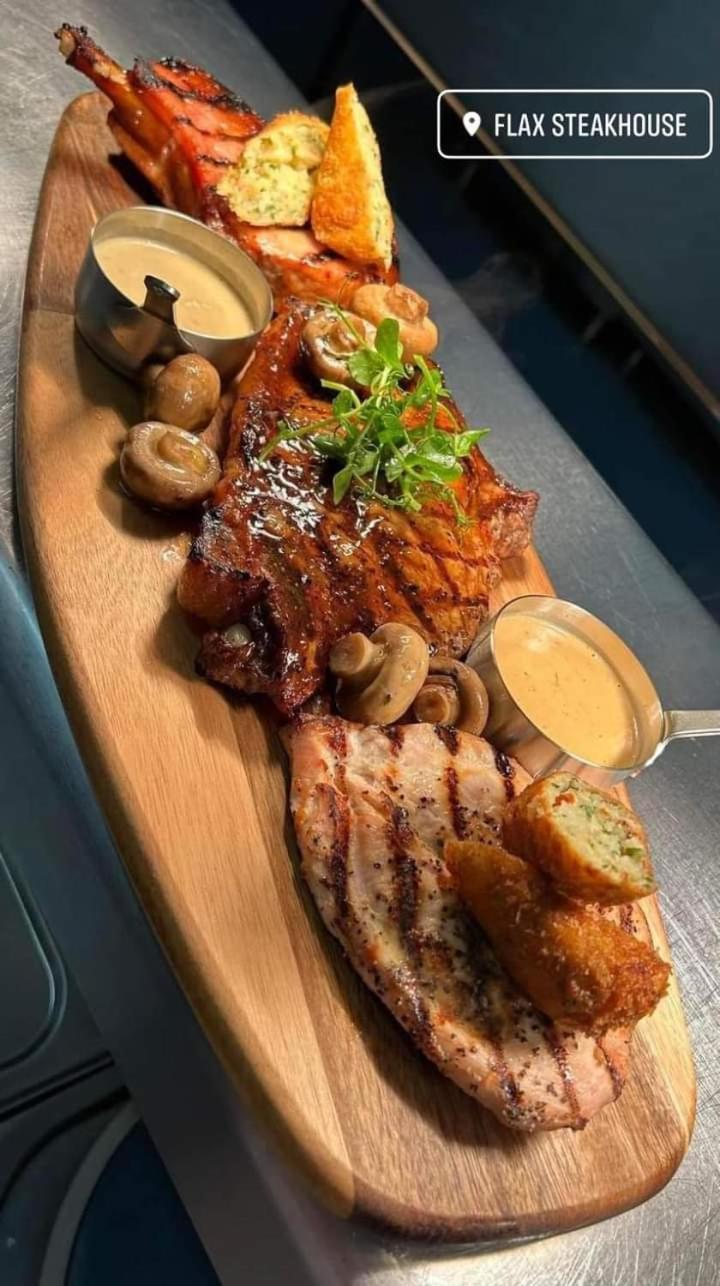 The Armada Bar And Restaurant Bed & Breakfast Armoy Eksteriør bilde