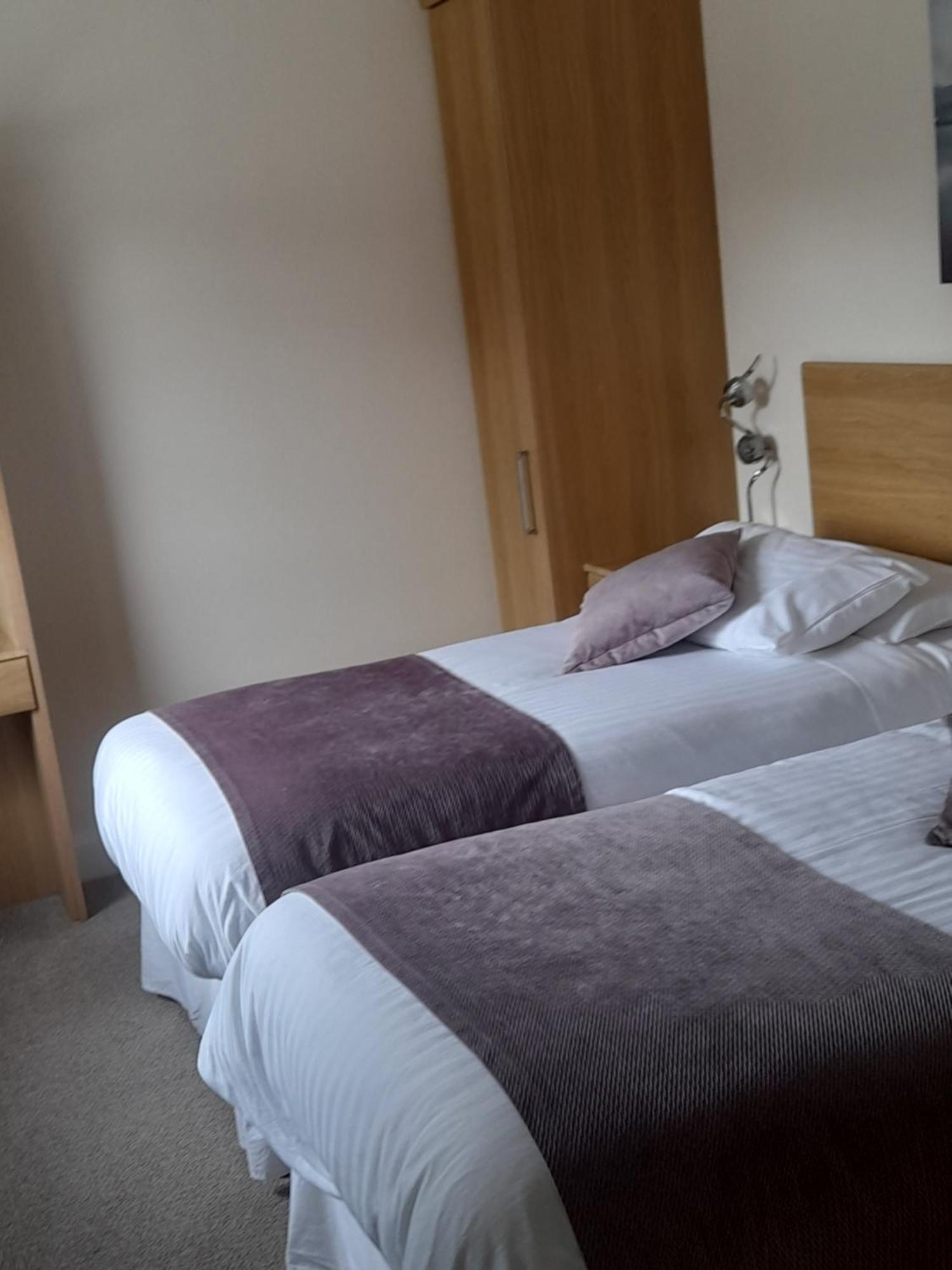 The Armada Bar And Restaurant Bed & Breakfast Armoy Eksteriør bilde