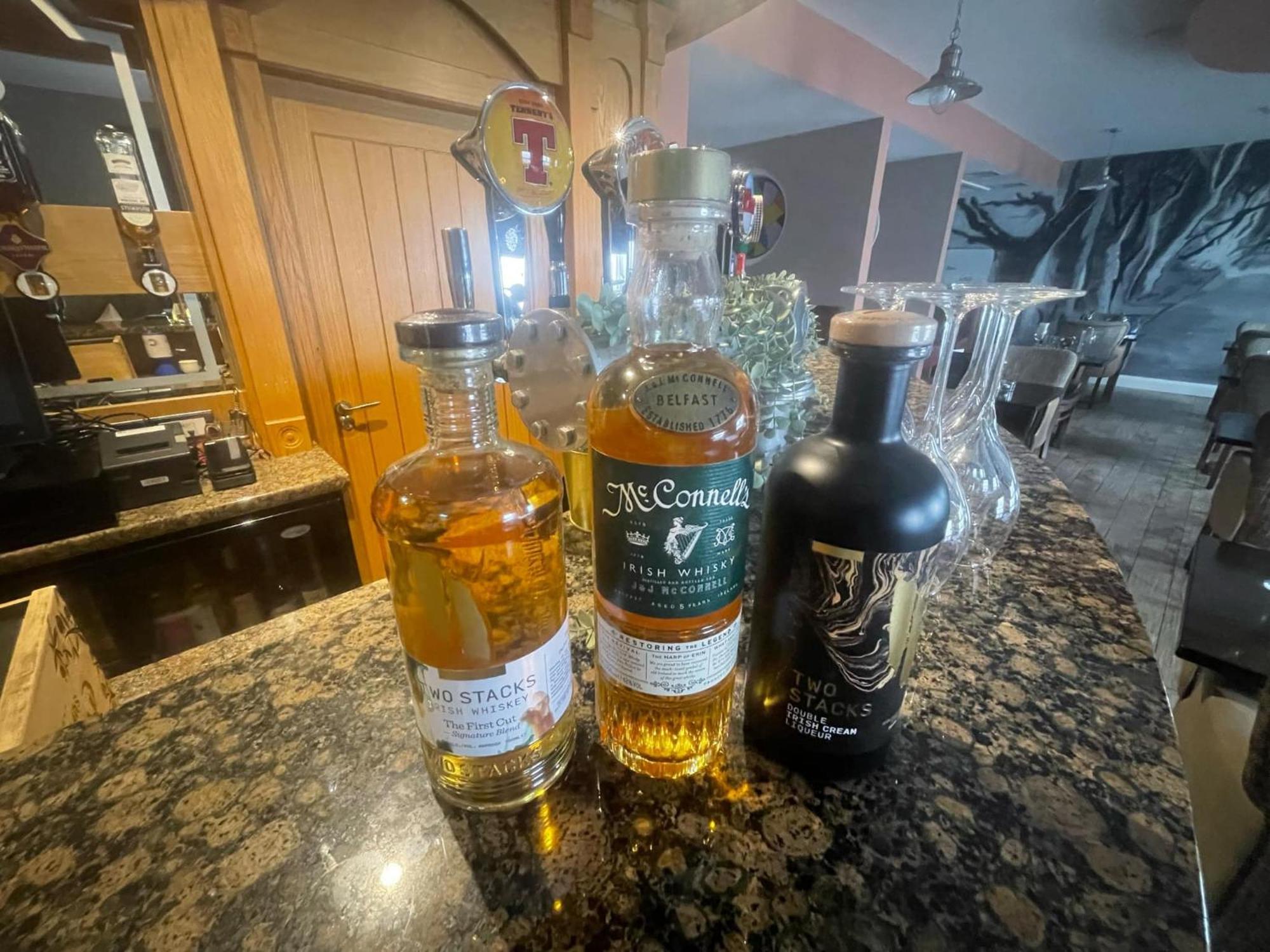 The Armada Bar And Restaurant Bed & Breakfast Armoy Eksteriør bilde